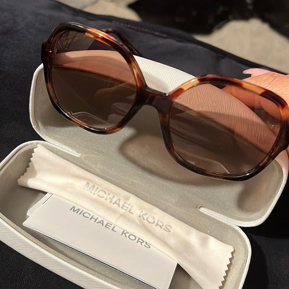 !!!!SOLD!!!!
MICHAEL KORS Sunglasses